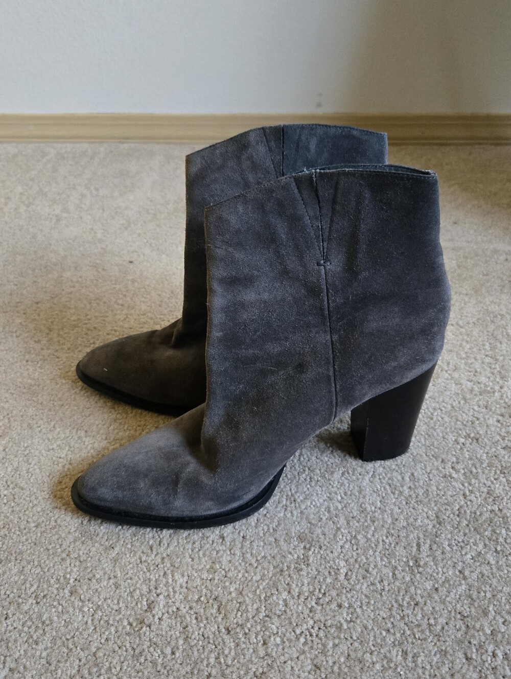 Vince Erving suede pull on block heel Ankle boots Gray Almond Toe Size 9.5m